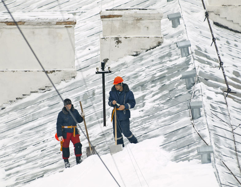 Уборка снега с крыш домов в Москве