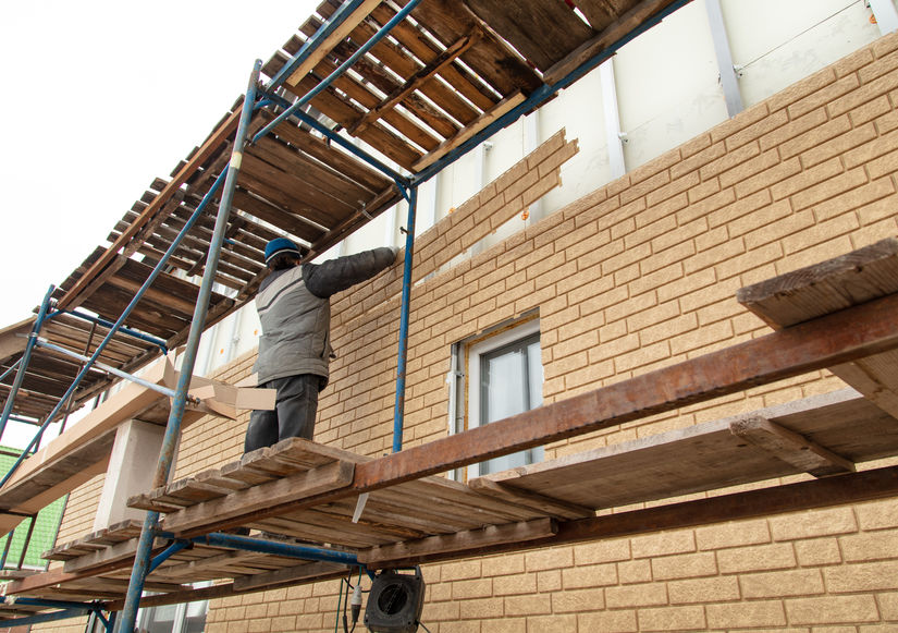 Installation of siding on the walls of the house. 